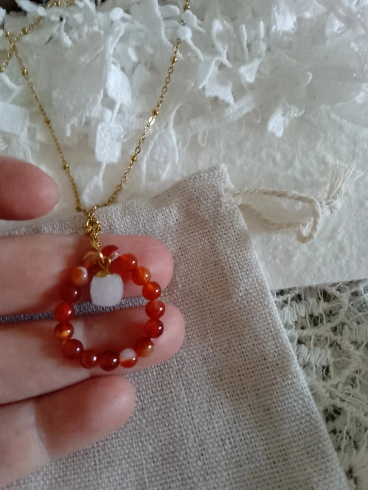 Colar boêmio com pedras de calcedônia branca e cornalina vermelha – photo 3